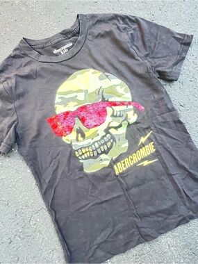 abercrombie kids Black Tee with Camo Skull and Red Sequin Sunglasses Size 9/10